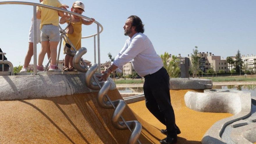 Emacsa pone en funcionamiento las cinco fuentes y el juego infantil de agua en el parque de la Arruzafilla