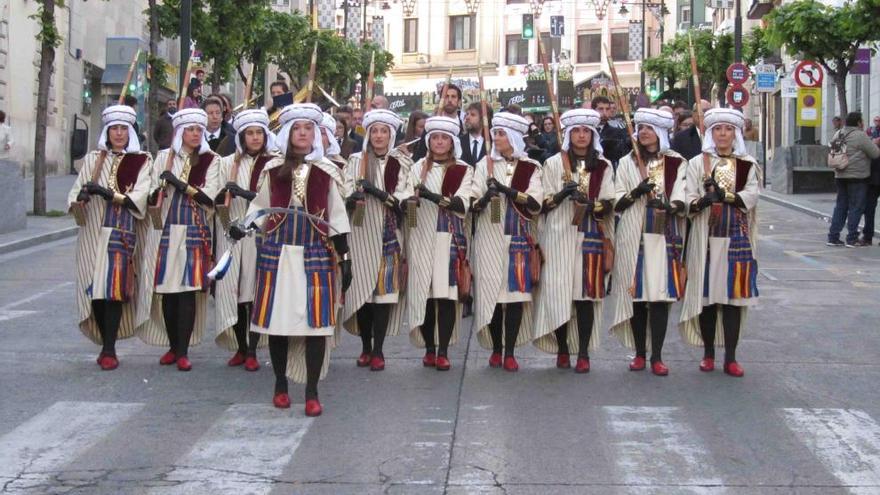 La escuadra femenina de la Filà Marrakesch a su paso por la calle Santo Tomás.