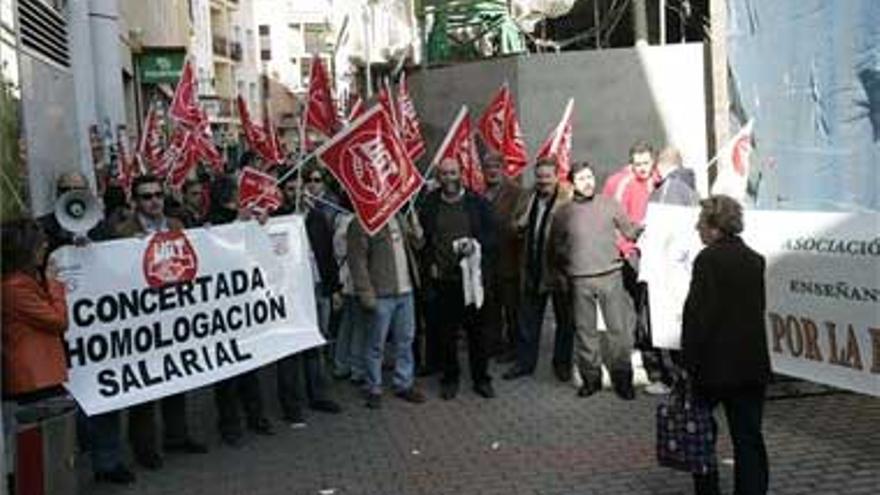 Docentes de la concertada piden ser equiparados al resto del país