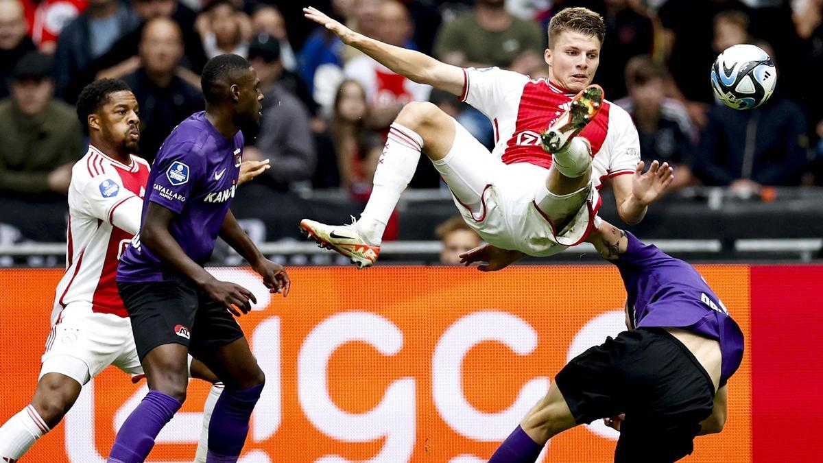 TOPSHOT-FBL-NED-EREDIVISIE-AJAX-ALKMAAR Anton Gaaei cae sobre un rival del AZ Alkmaar.