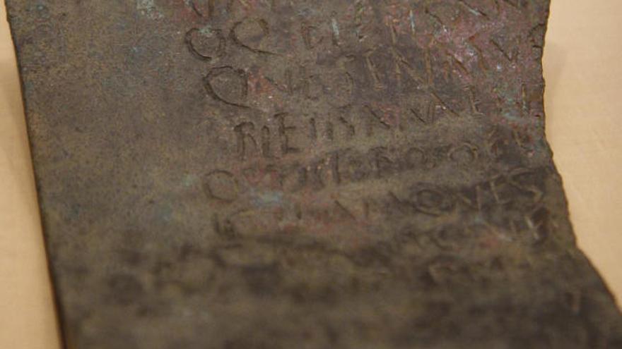 Detalle del fragmento de la tabla de hospitalidad encontrada en Pino.