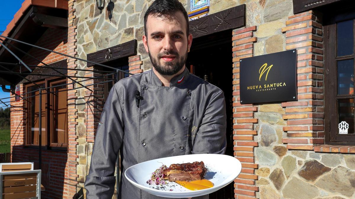 El chef del restaurante cántabro Nueva Santuca, Rubén Álvarez, posa para EFE con plato de carne de la raza bovina originaria de la comarca del Sayago, en Zamora, considerada una de las más antiguas de la Península.