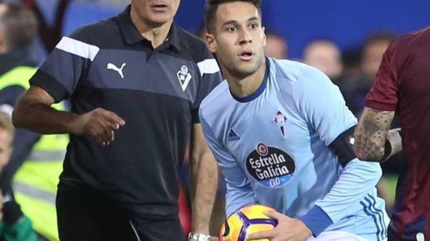 Mendilibar, con Mallo, en la última visita del Celta a Ipurua. // LOF