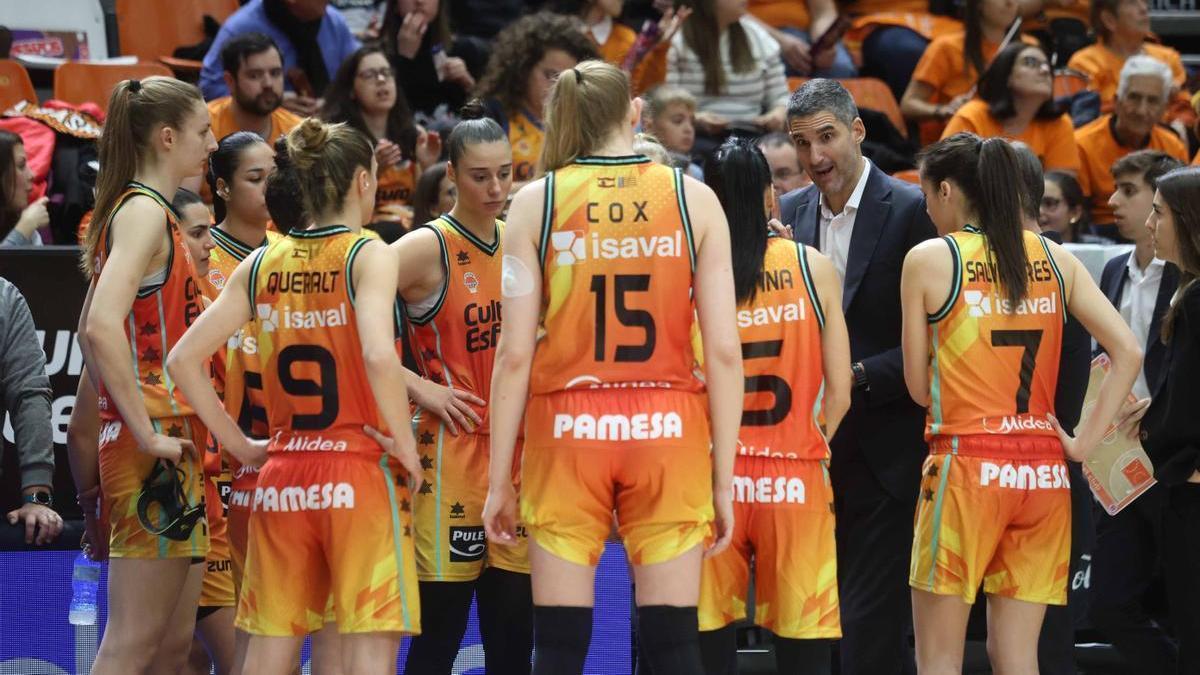 Rubén Burgos y las jugadoras taronjas, en el último partido ante el Ensino Lugo