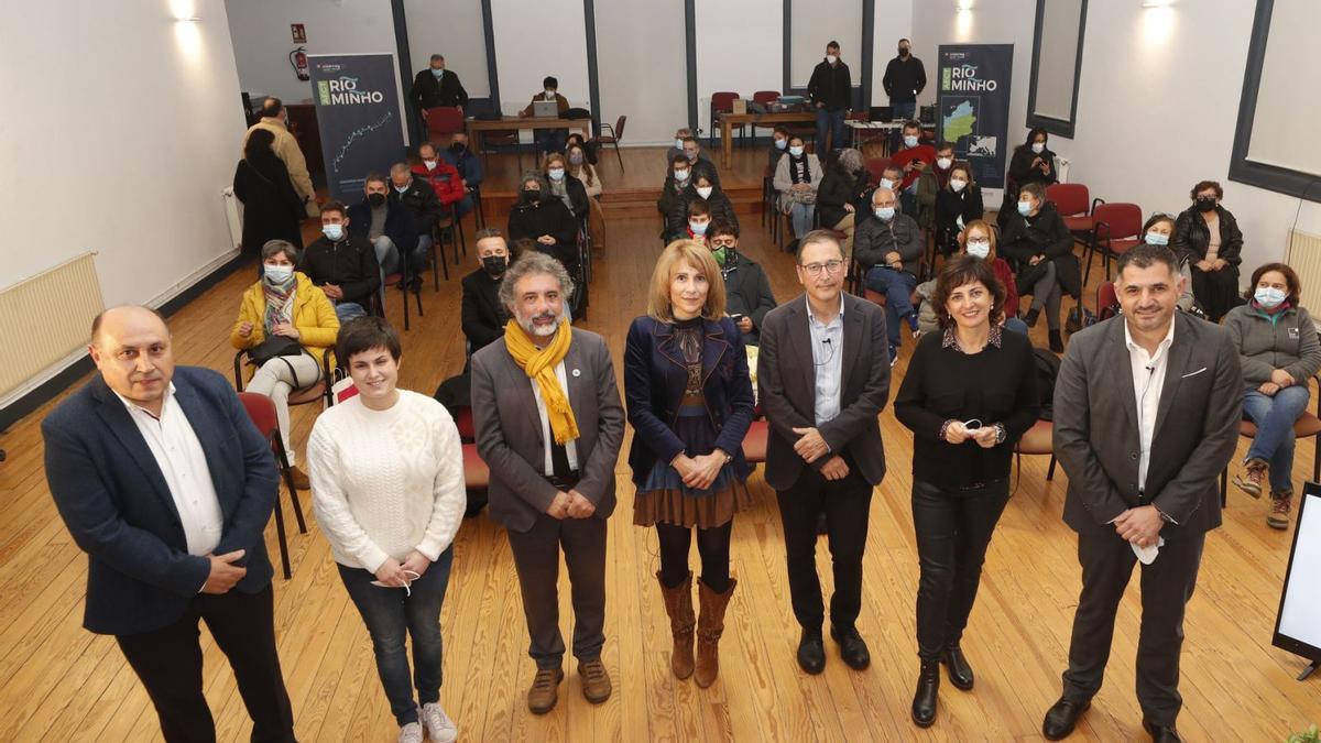 De esquerda a dereita: Horacio Gil, Ánxela Fernández, Xosé M. Rodríguez, Cecilia Puga, Francisco Xavier Martínez, Sandra Gonzállez e Uxío Benítez. |  // R. GROBAS