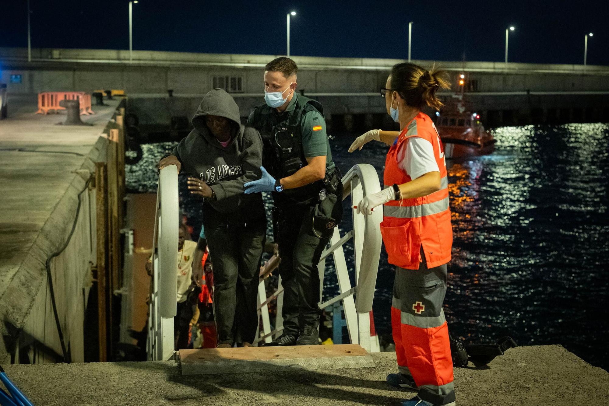 Llegada de un cayuco al Puerto de Granadilla