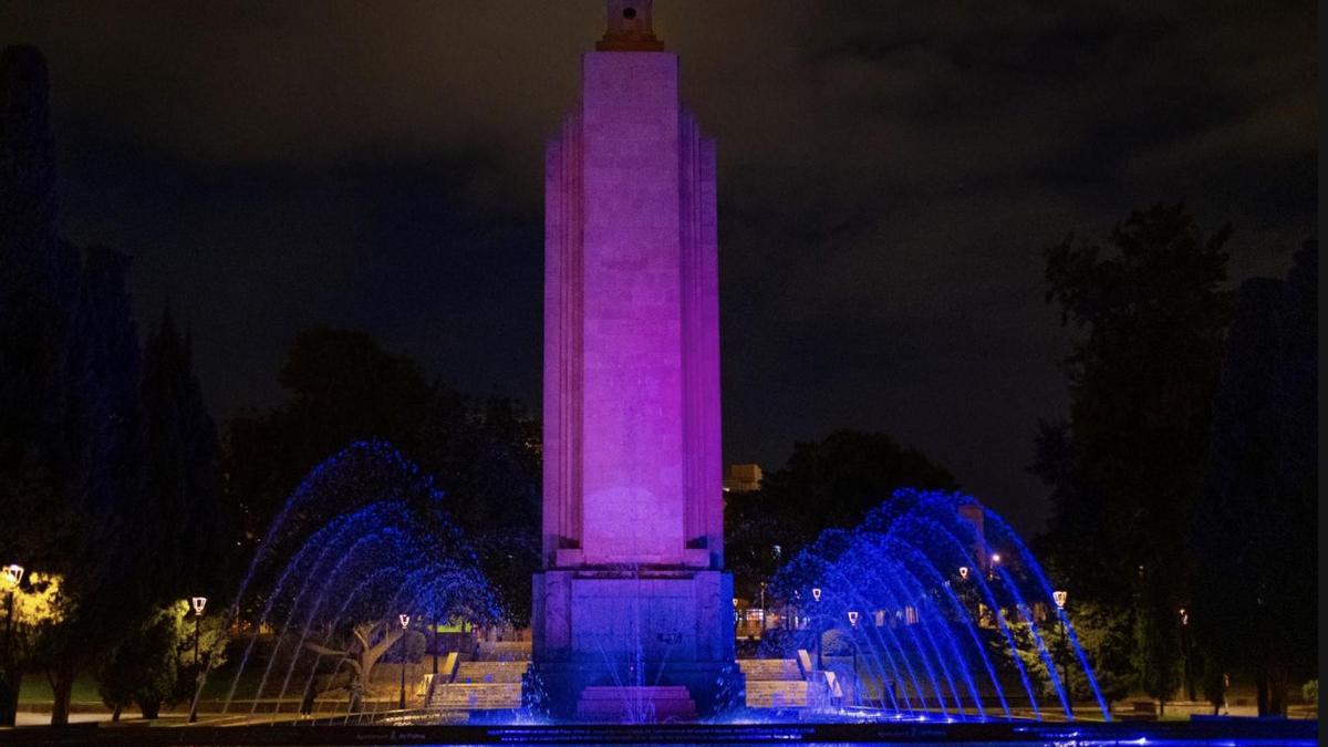 El monolito de sa Feixina iluminado de color morado el lunes de esta semana.