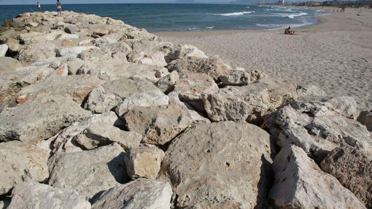 Una pradera submarina obliga a mover la zona de varada del puerto de Gandia