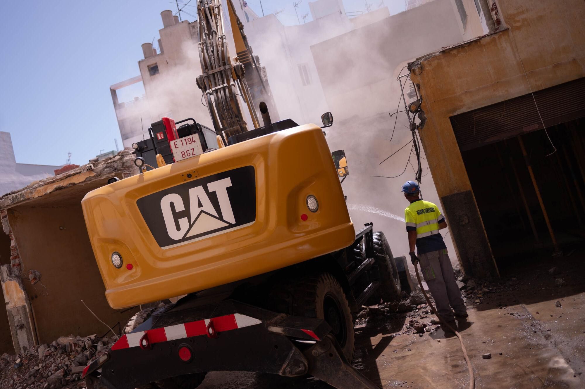 Demolición de las antiguas cocheras de Santa Cruz de Tenerife para la construcción de un aparcamiento en El Toscal.