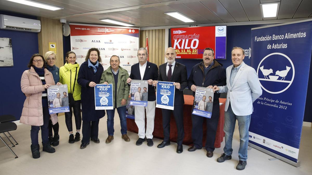 Por la izquierda, las voluntarias para la recogida Verónica Hevia, Margot Gutiérrez, Melania Suárez y Paula Fernández; Juan José Cima y Bernardo Sopeña, de la Fundación Banco de Alimentos; Antonio Corripio, presidente del Grupo Covadonga; Francisco Prado, del Banco de Alimentos) y Alejandro Rionda, vocal junta directiva grupista, ayer en el Grupo.