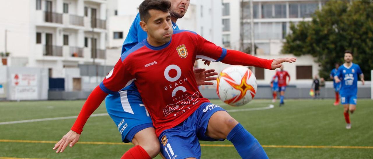 El ‘portmanyí’ Sergi Casals protege el balón, ayer en el partido disputado en Sant Antoni. | JUAN A.RIERA