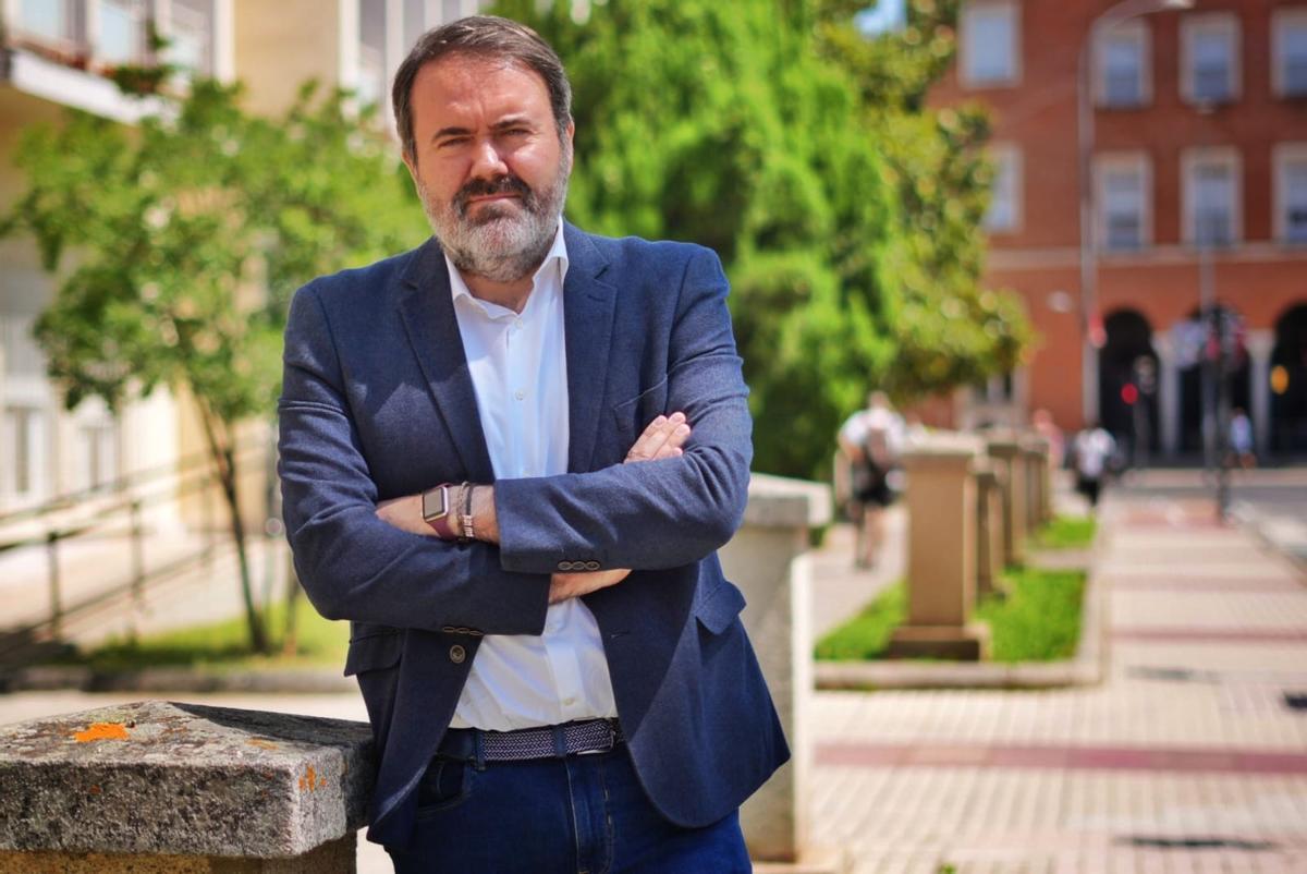 Rubén Pérez Correa, hoy viernes, en la avenida de Huelva de Badajoz, tras reunirse en la Delegación del Gobierno.