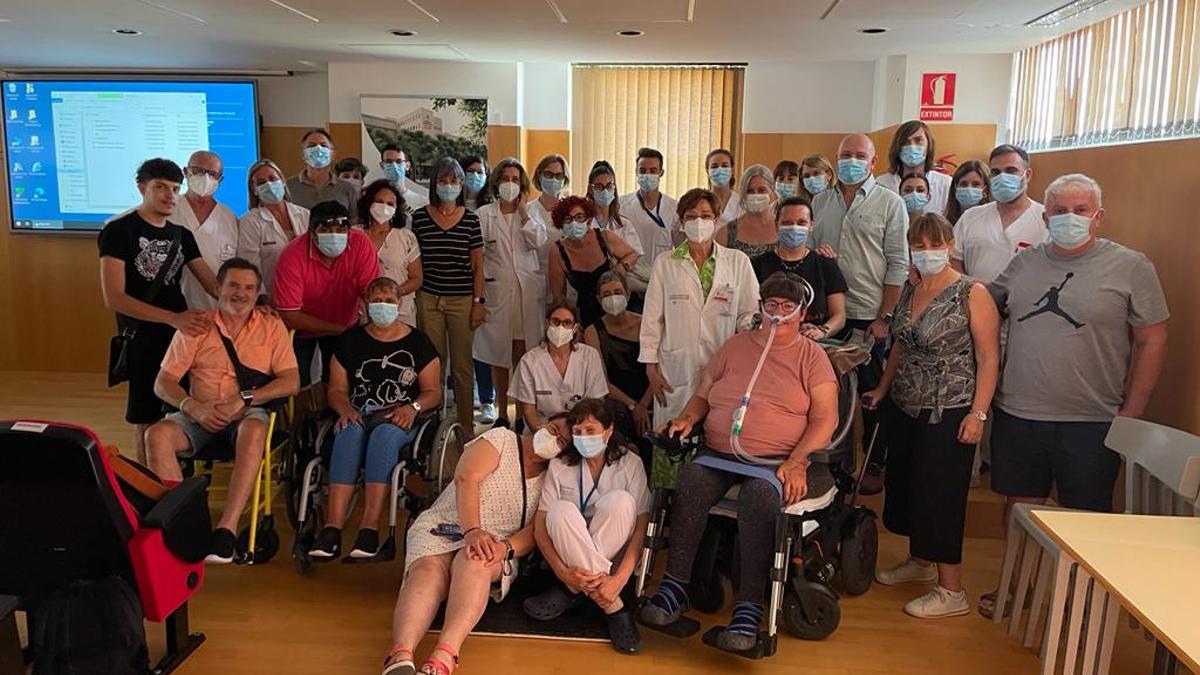 Pacientes de ELA y familiares tras la jornada celebrada en el Hospital de Sant Joan