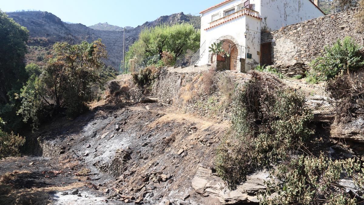 Una casa de la Vall de Santa Creu després que l&#039;incendi pràcticament la rodegés