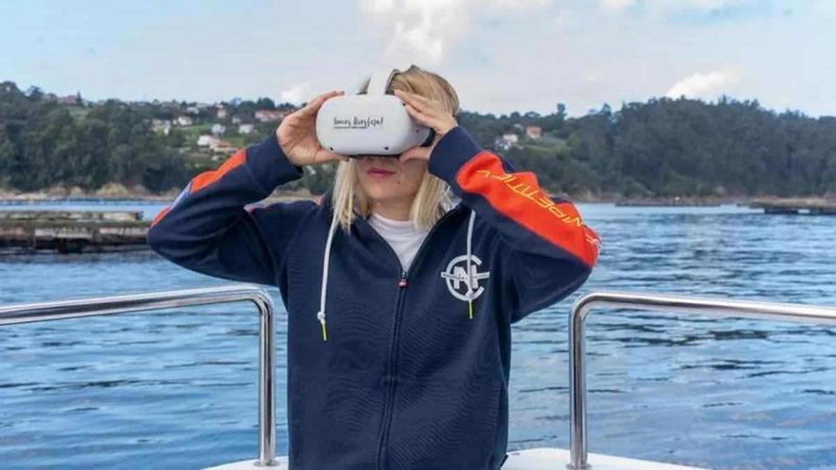 Una usuaria del catamarán prueba las gafas que permiten ver el fondo de la ría.