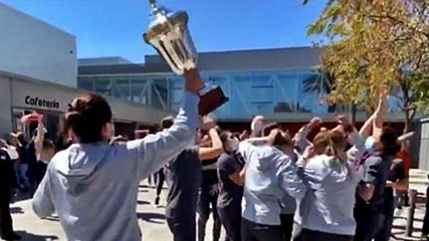 Las jugadoras celebran el título en l'Alqueria del Basket