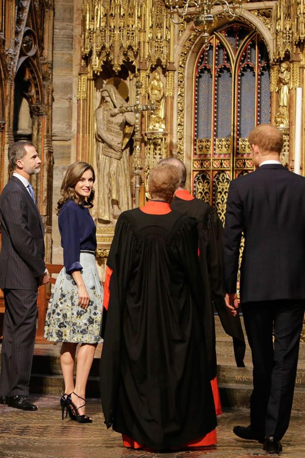 El rey Felipe VI, Letizia Ortiz y el príncipe Harry en la Abadía de Westminster