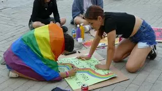 Figueres reivindica els drets del col·lectiu LGBTI+ a la plaça Josep Pla