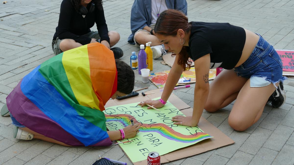 Figueres celebra el Dia Internacional de l'Alliberament LGTBI+ a la plaça Josep Pla