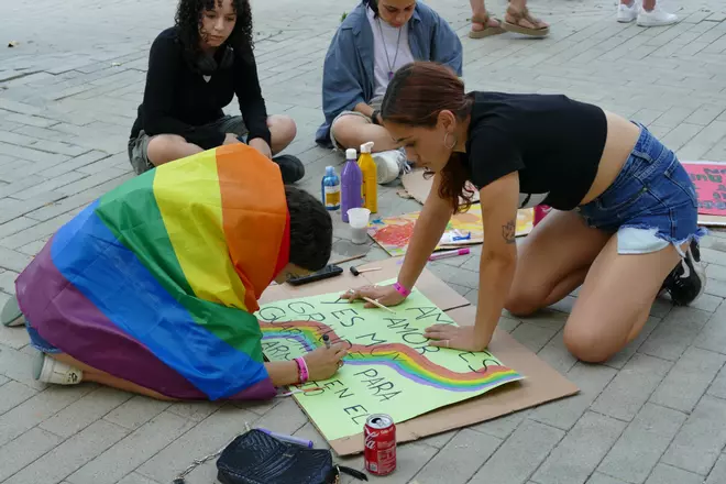 Figueres celebra el Dia Internacional de l'Alliberament LGTBI+ a la plaça Josep Pla