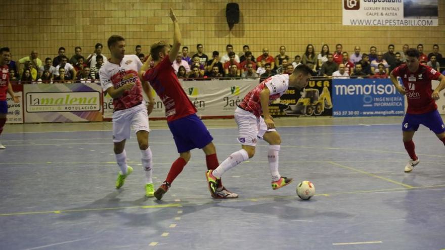 Bebe controla el balón en presencia de Pito en el partido de ayer.