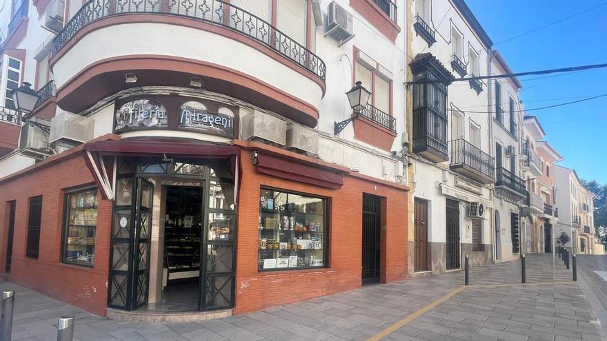 Adiós a una confitería con 80 años de historia en Puente Genil: cuatro generaciones y toda una vida tras el mostrador