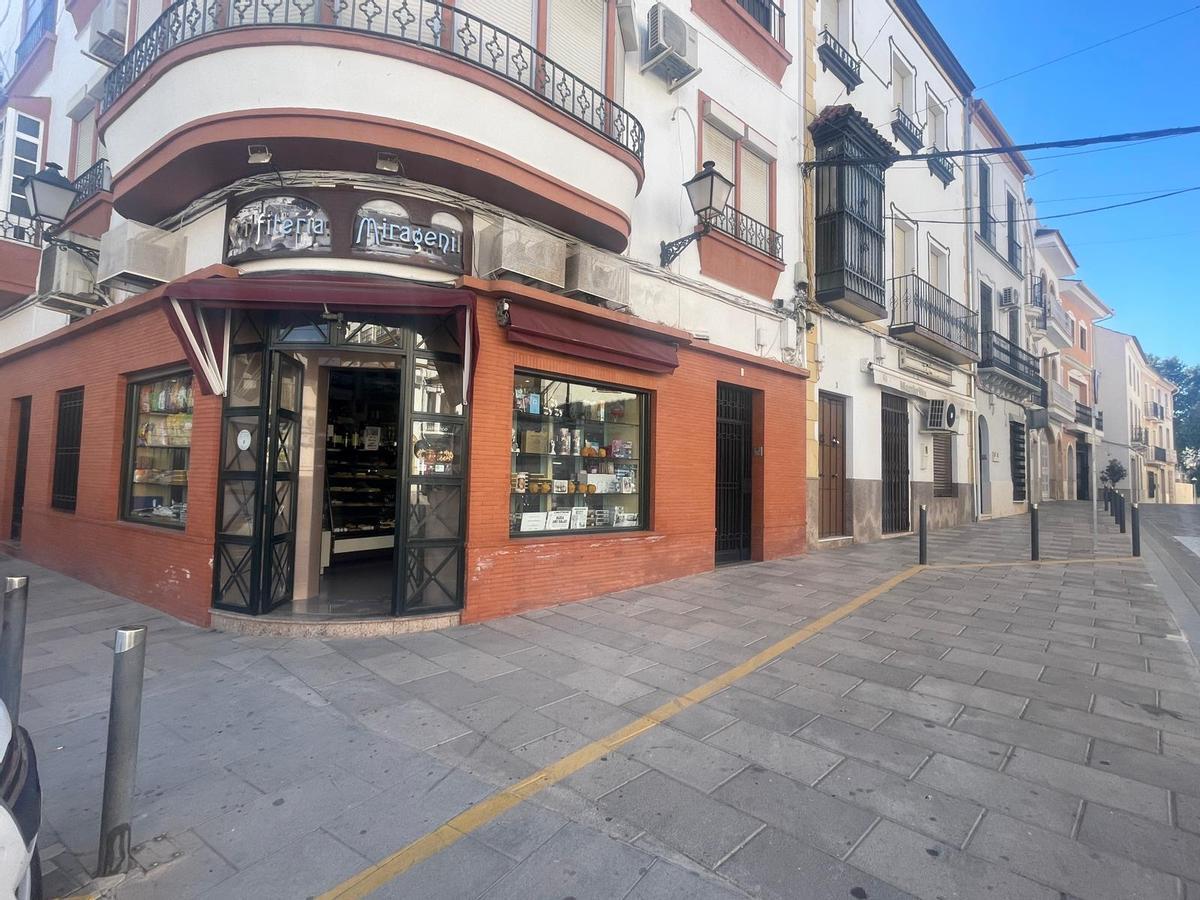 Exterior de la histórica confitería Miragenil, en Puente Genil.