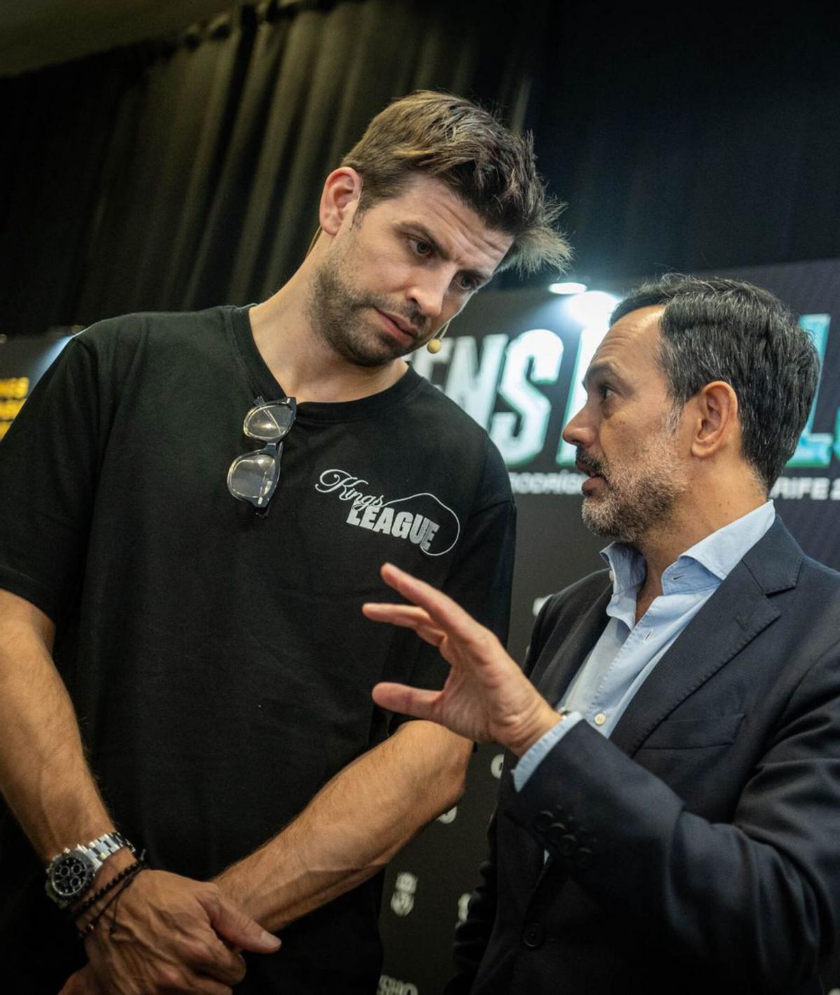 Gerard Piqué dialoga con Lope Afonso. | ANDRÉS GUTIÉRREZ