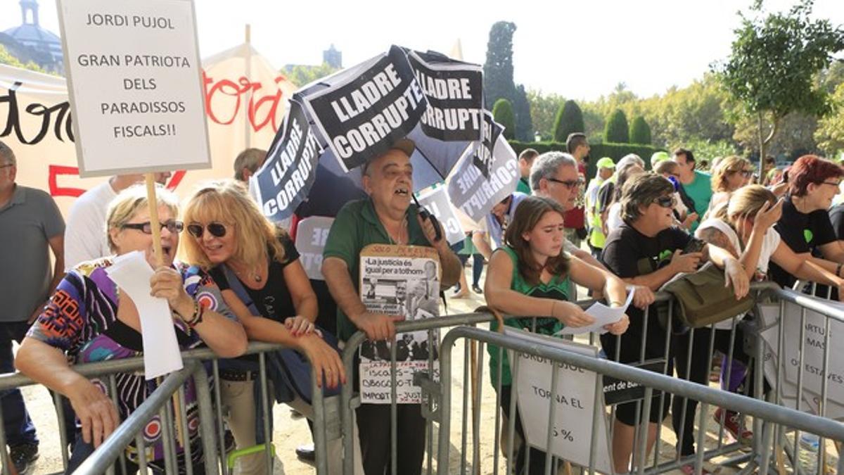 Manifestación contra Pujol en el Parlament