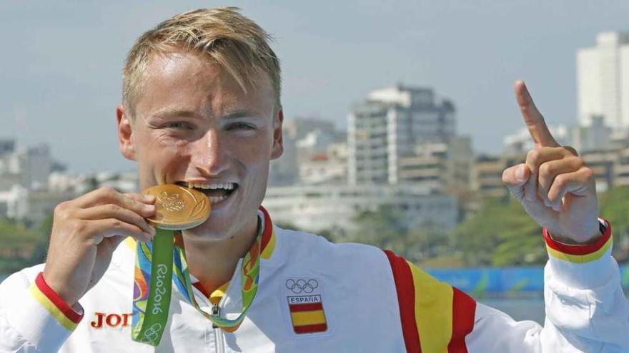 Marcus Cooper Walz muerde la medalla de oro que consiguió ayer en Río de Janeiro.