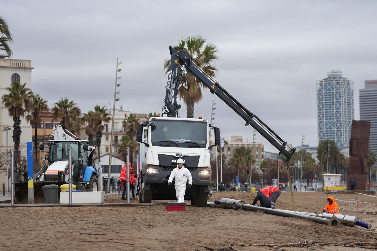 Operarios retiran las torres de megafonía de la playa de la Barceloneta durante el temporal, a 19 de enero de 2026, en Barcelona, Cataluña (España).