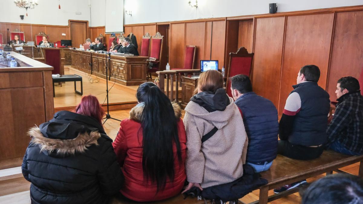 Los seis acusados, este miércoles, en el banquillo de la Audiencia Provincial de Badajoz.