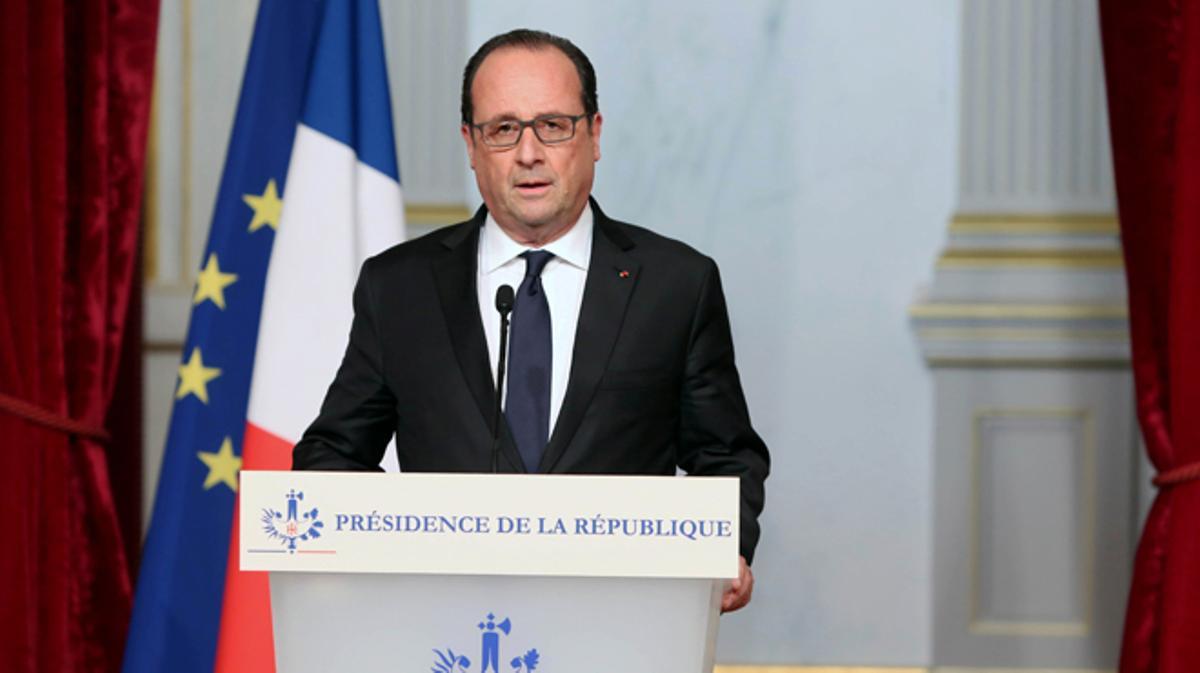 Hollande anuncia que França serà implacable amb l’Estat Islàmic.