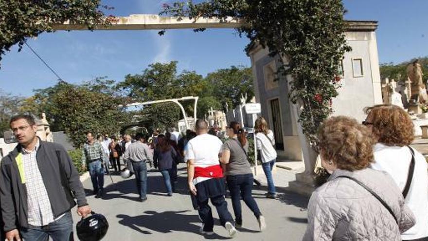 La afluencia de gente baja en el cementerio de Alicante