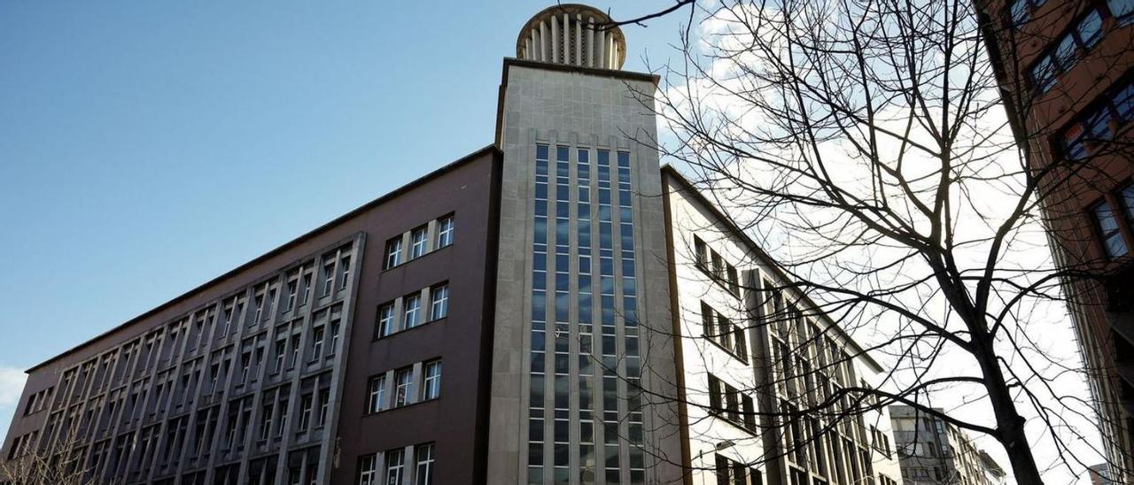 Imagen exterior del edificio de la calle Prendes Pando que albergará el Palacio de Justicia de Gijón.