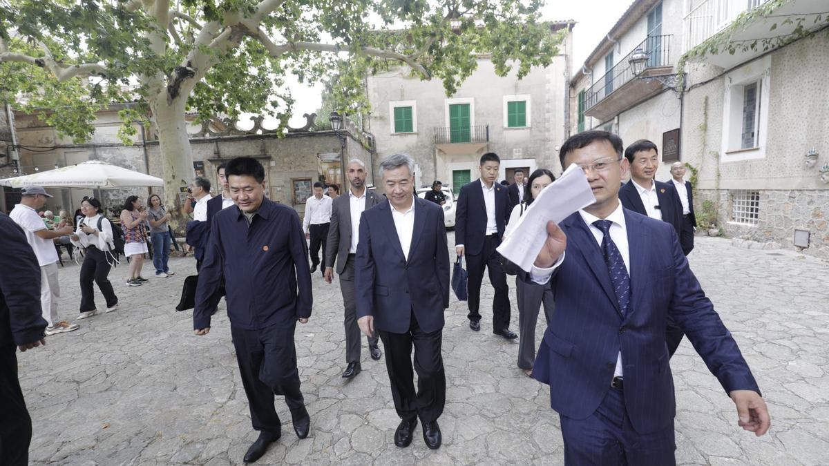 Li Xi (Mitte) und sein Gefolge beim Besuch in Valldemossa.