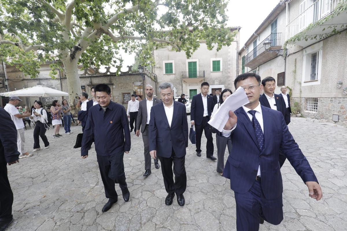 Li Xi (Mitte) und sein Gefolge beim Besuch in Valldemossa.