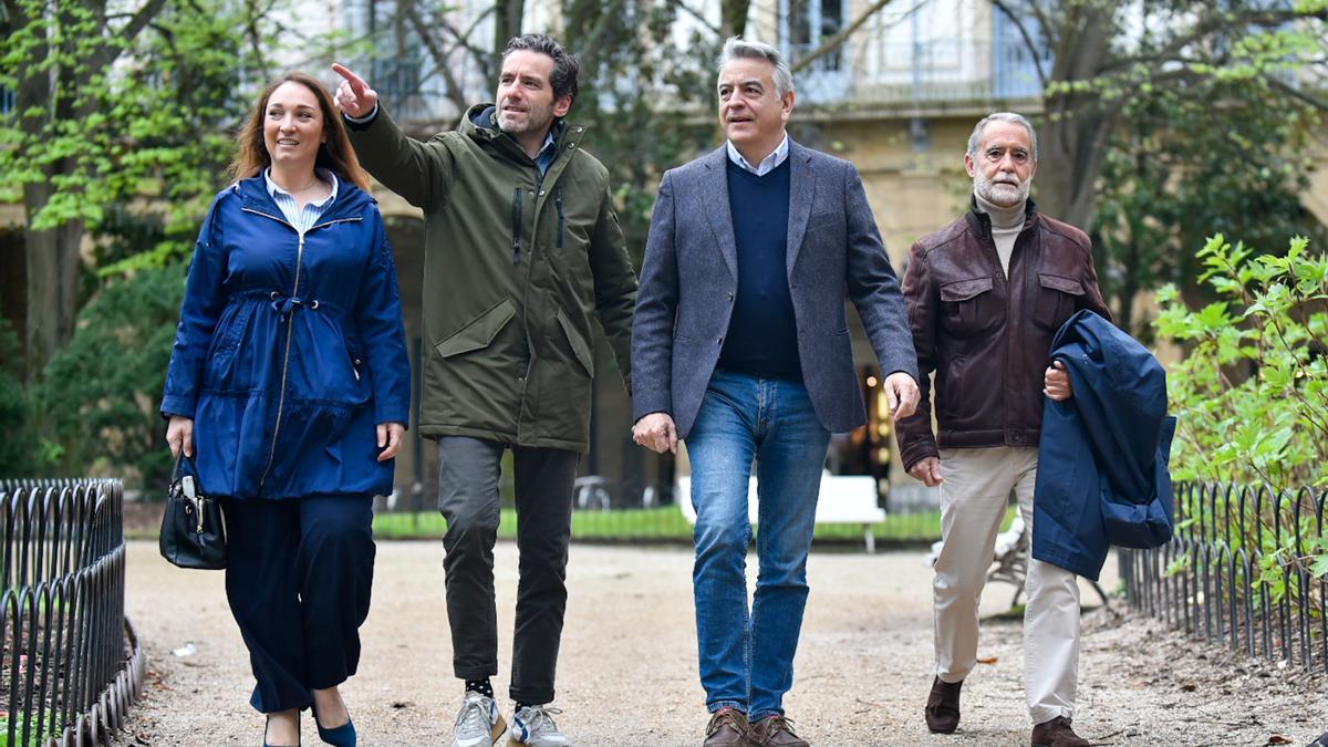 El candidato a lehendakari del PP, Javier de Andrés, el vicesecretario de Cultura y portavoz del PP,  Borja Sémper, y la cabeza de lista por Guipúzcoa, Muriel Larrea, en un acto en San Sebastián.