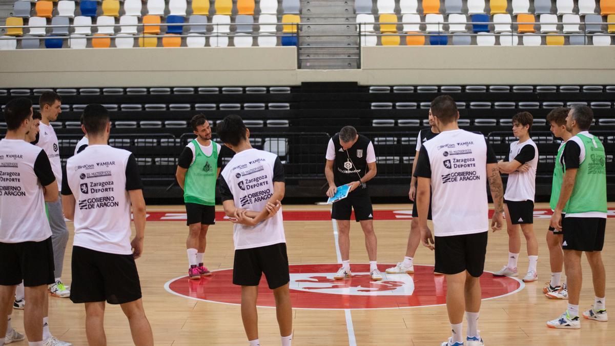 David Marín da instrucciones en un entrenamiento del Fútbol Emotion.