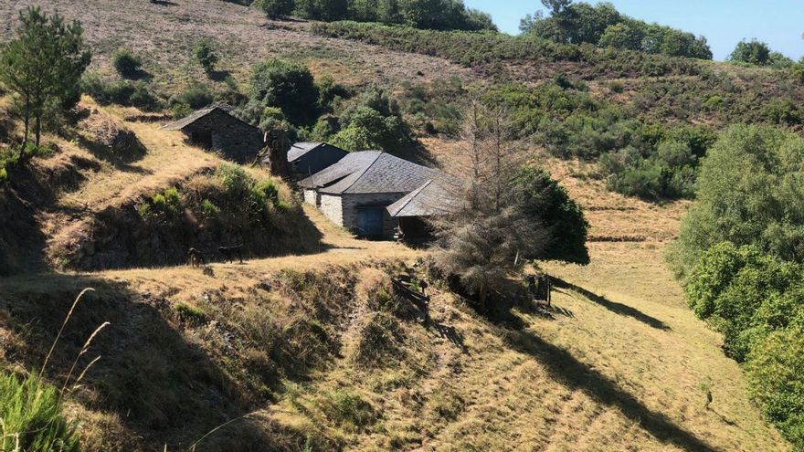 Imagen de parte de una aldea vendida en Lugo. |