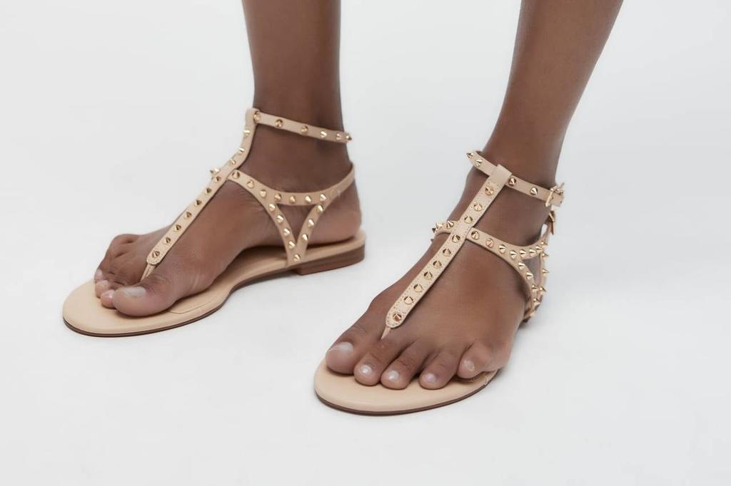 Sandalias planas con tachuelas de Zara