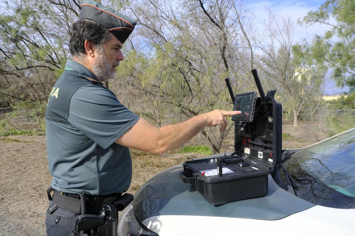 El sargento Lornezo Negrín muestra el geolocalizador que detecta los drones en pleno vuelo.