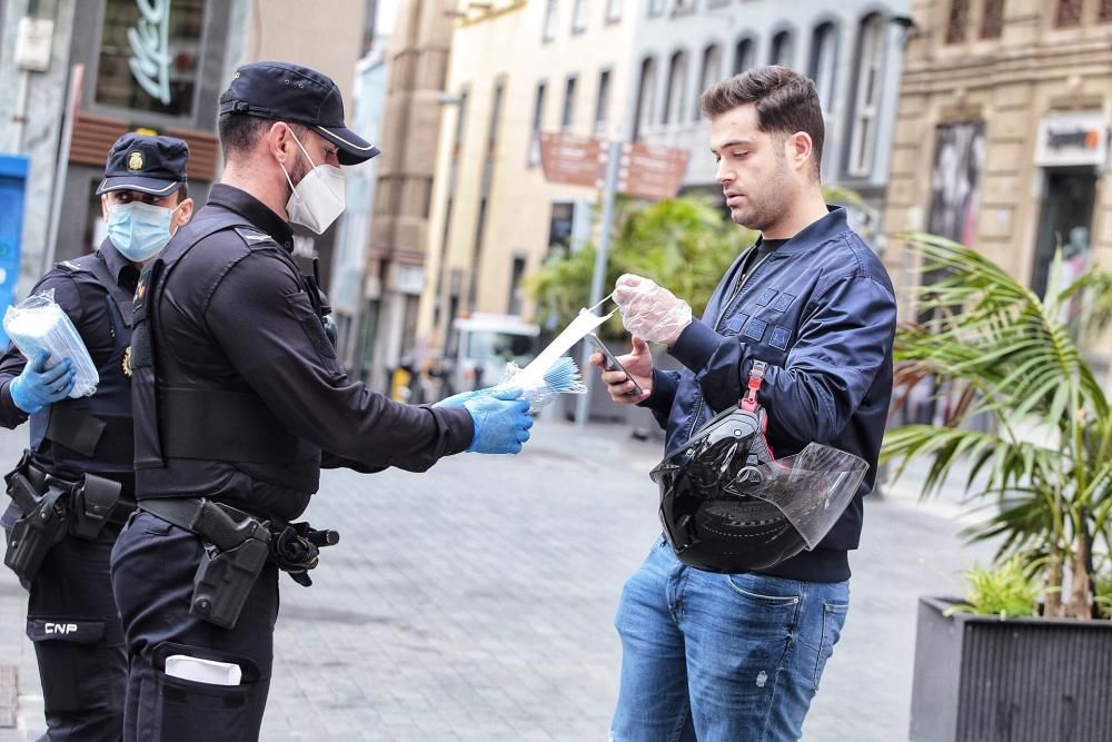 La Policía Nacional entrega mascarillas