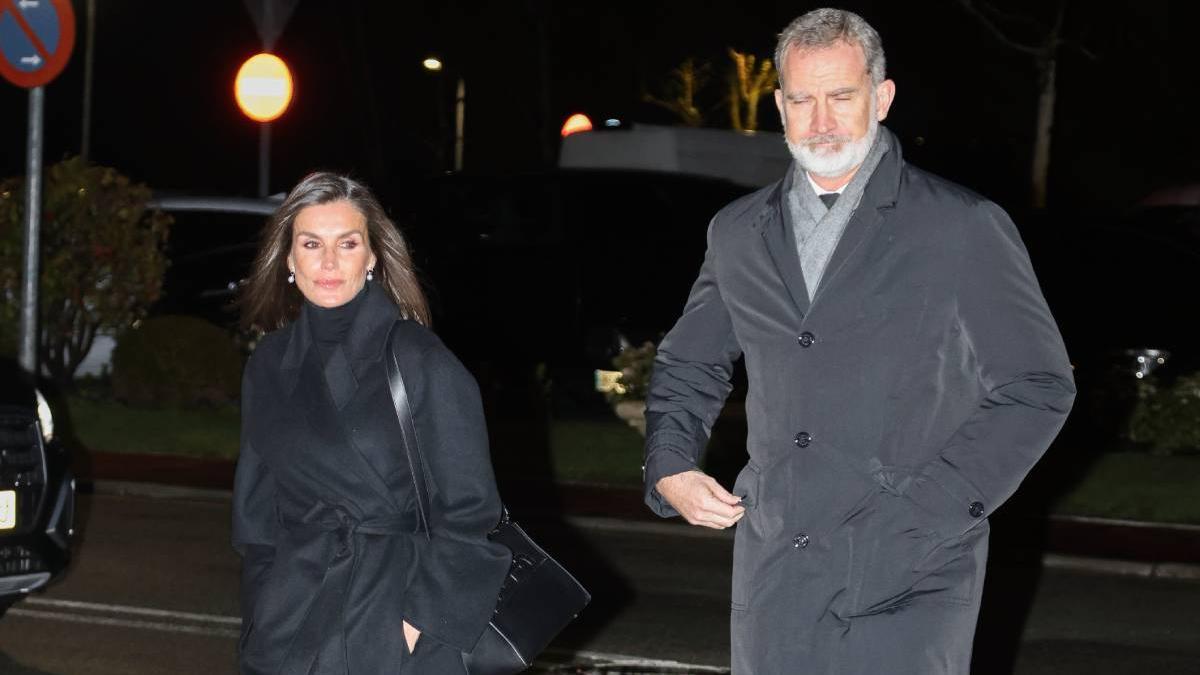 La reina Letizia y el rey Felipe arropan a su familia en el último adiós a Fernando Gómez-Acebo