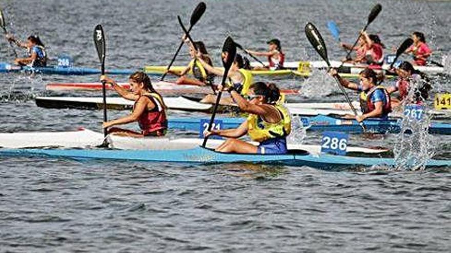 A la izquierda, salida de K-1 femenino, y a la derecha, miembros del equipo ADZ Iberdrola de Zamora.