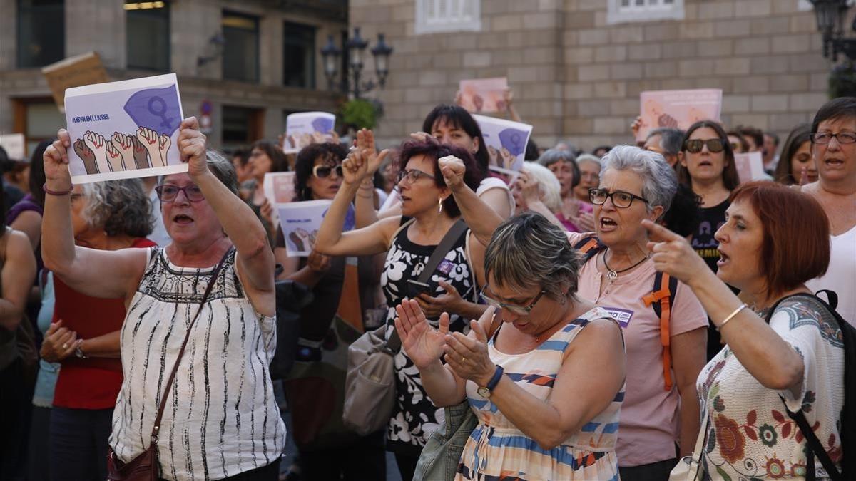 Concentración en Bracelona contra la libertad de los miembros de La Manada.