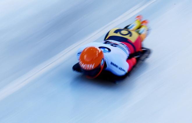 El alemán Christoper Grotheer compite en la primera manga de la Copa del Mundo de skeleton que se celebra este viernes en Innsbruck (Austria).