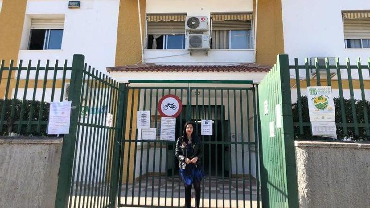 Lourdes Piña ante el CEIP Andalucía.