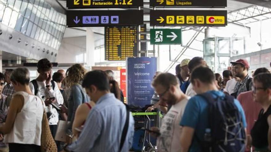 Pasajeros en el aeropuerto de Manises, la semana pasada.