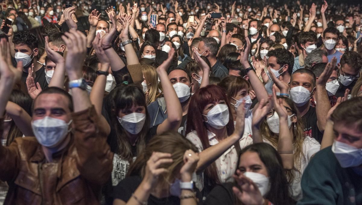 Primeras filas del concierto de Love of Lesbian, celebrado sin distancia social después de obtener un negativo en el test